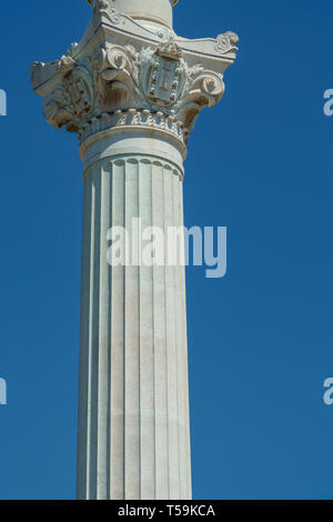 Korinthische Säule auf blauen Himmel Stockfoto