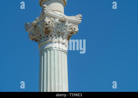 Korinthische Säule auf blauen Himmel Stockfoto