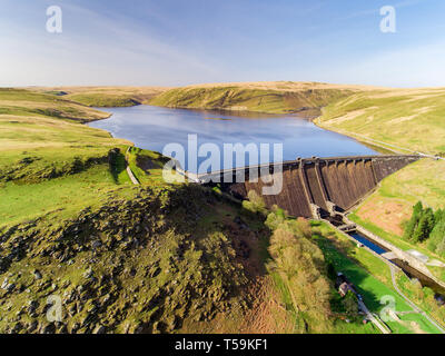 Luftaufnahme von claerwen Behälter und Dam, in der Elan Valley, Mid Wales, Frühling 2019 Stockfoto