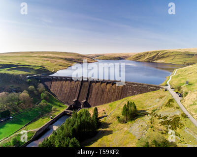 Luftaufnahme von claerwen Behälter und Dam, in der Elan Valley, Mid Wales, Frühling 2019 Stockfoto