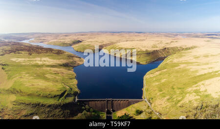 Luftaufnahme von claerwen Behälter und Dam, in der Elan Valley, Mid Wales, Frühling 2019 Stockfoto