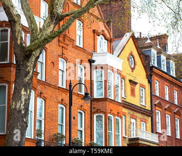 Luxus Backsteinhaus mit weißen Fenstern in ruhiger Lage im Zentrum von London. Apartments am Ufer der Themse. Stockfoto