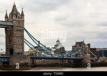 London, Großbritannien. April 12, 2019. Die Tower Bridge. Iconic Symbol von London der Tag der Brexit Stockfoto