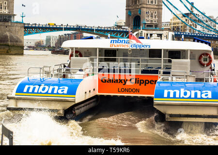 London, Großbritannien. April 12, 2019 Fluss-Bus. Ein Blick auf die mbna Thames Clipper Fluss-Bus auf der Themse. Stockfoto