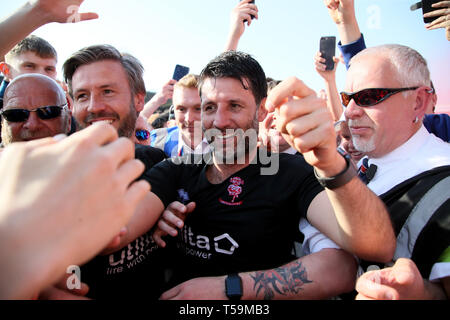 Lincoln City Manager Danny Cowley wird von Fans während der Sky Bet League Zwei gleiche an Sincil Bank, Lincoln gemobbt. Stockfoto