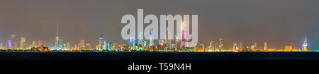 Night Skyline von Kuwait City Stockfoto