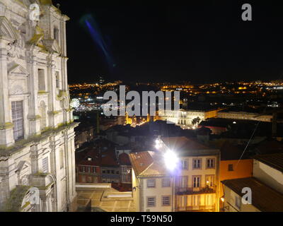 Blick hinter die Kirche St. Laurentius über den Fluss Douro bei Nacht, Porto, Portugal Stockfoto