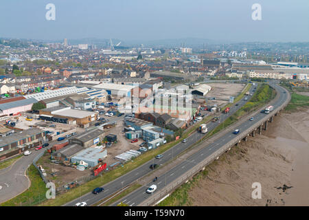 Eine trübe Aussicht vom Newport Transporter Bridge, South Wales, UK, in der Innenstadt und den südlichen Distributor Route im Vordergrund. Stockfoto