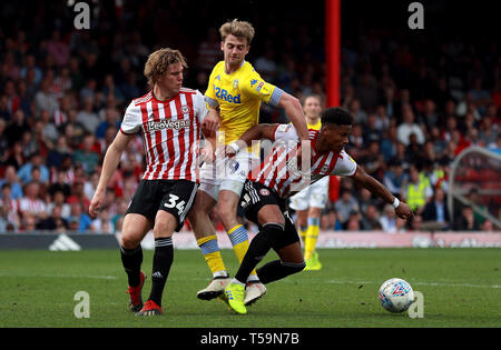 Leeds United Patrick's Bamford Schlachten für die Kugel mit der brentford Mads Bech Sorensen (links) und Julian Jeanvier (rechts) während der Sky Bet Championship match bei Griffin Park, Brentford. Stockfoto
