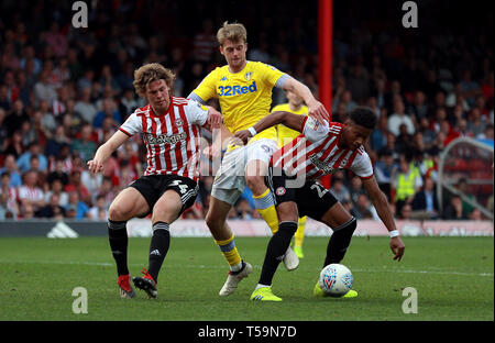 Leeds United Patrick's Bamford Schlachten für die Kugel mit der brentford Mads Bech Sorensen (links) und Julian Jeanvier (rechts) während der Sky Bet Championship match bei Griffin Park, Brentford. Stockfoto