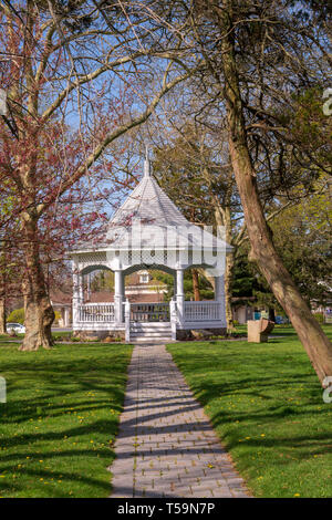 Einen Stein weg durch das Gras führt zur Constutition Pavillon im Potters Park in Spring Lake, NJ. Stockfoto