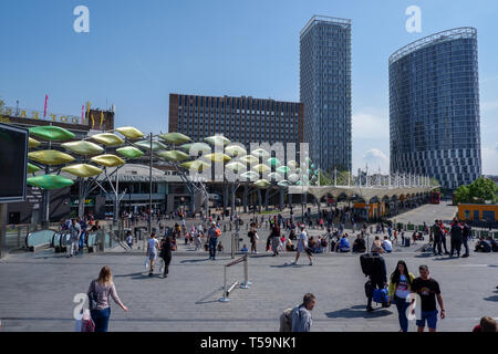 Stadtzentrum, Busbahnhof Shoal Skulptur, und Stratford Einkaufszentrum. London, England - April 2019 Stockfoto