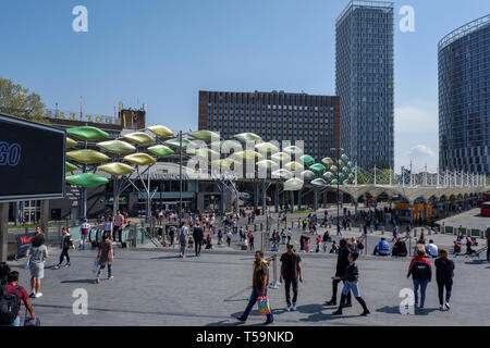 Stadtzentrum, Busbahnhof Shoal Skulptur, und Stratford Einkaufszentrum. London, England - April 2019 Stockfoto