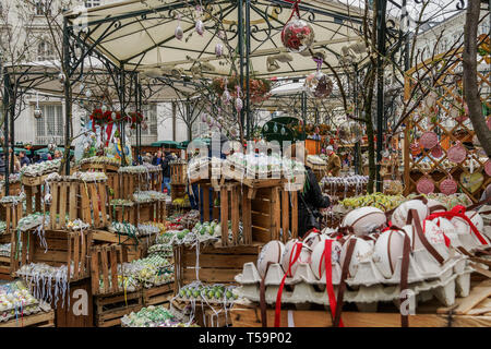 Wien, Österreich Ostermarkt Altwiener Ostermarkt Freyung. Wien, Osterreich 2019 Street Market, wo Österreichische Anbieter dekorative Ostereier verkaufen. Stockfoto