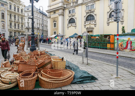 Wien, Österreich Ostermarkt Altwiener Ostermarkt Freyung. Wien, Osterreich 2019 Street Market, wo Österreichische Anbieter dekorative Ostereier verkaufen. Stockfoto