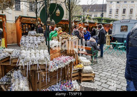 Wien, Österreich Ostermarkt Altwiener Ostermarkt Freyung. Wien, Osterreich 2019 Street Market, wo Österreichische Anbieter dekorative Ostereier verkaufen. Stockfoto