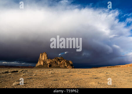 Malerische westliche Wüstenlandschaft mit dramatischen Wolken und Himmel über vulkanischen Felsformationen im Monument Valley, Arizona, USA Stockfoto