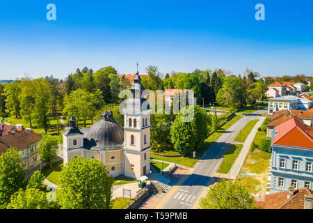 Kroatien, Slawonien, Stadt Daruvar, Hauptplatz und die katholische Kirche im Frühling, Panoramablick auf die Drohne anzeigen Stockfoto