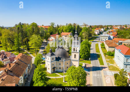 Kroatien, Slawonien, Stadt Daruvar, Hauptplatz und die katholische Kirche im Frühling, Panoramablick auf die Drohne anzeigen Stockfoto