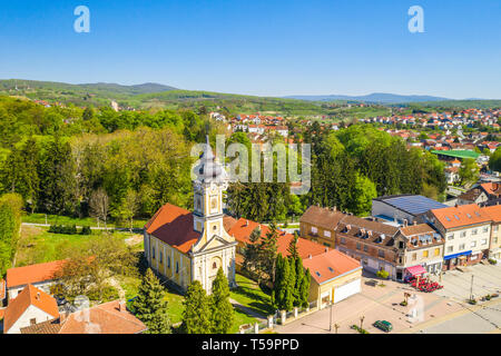 Kroatien, Slawonien, Stadt Daruvar, Hauptplatz und die orthodoxe Kirche im Frühling, Panoramablick auf die Drohne anzeigen Stockfoto