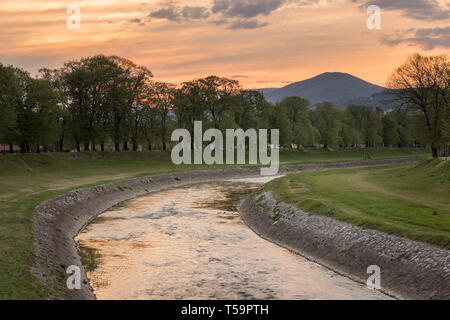 Bunte, dramatische Sonnenuntergang über nisava Fluss und Fußgängerzone in Pirot während der frühen Frühjahr Stockfoto