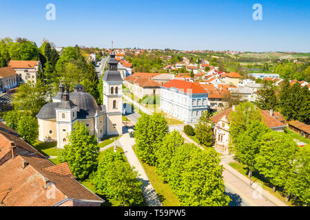 Kroatien, Slawonien, Stadt Daruvar, Hauptplatz und die katholische Kirche im Frühling, Panoramablick auf die Drohne anzeigen Stockfoto