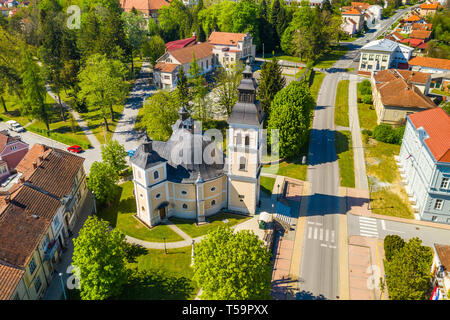 Kroatien, Slawonien, Stadt Daruvar, Hauptplatz und die katholische Kirche im Frühling, Panoramablick auf die Drohne anzeigen Stockfoto