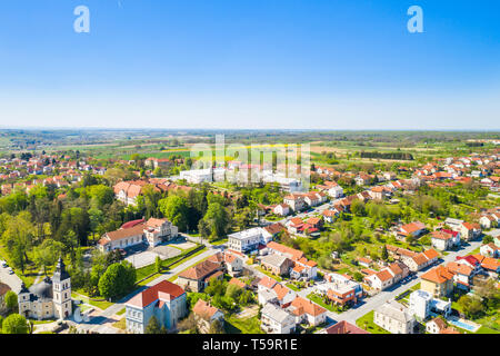 Kroatien, Slawonien, Stadt Daruvar, Hauptplatz und die katholische Kirche im Frühling, Panoramablick auf die Drohne anzeigen Stockfoto