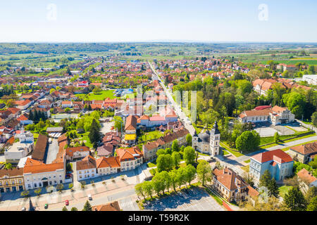 Kroatien, Slawonien, Stadt Daruvar, Hauptplatz und die katholische Kirche im Frühling, Panoramablick auf die Drohne anzeigen Stockfoto