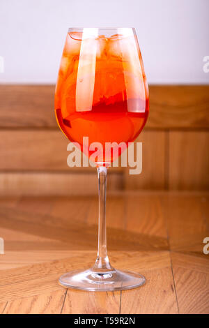 Aperol Spritz Cocktail in Glas auf hölzernen Tisch Stockfoto