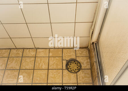 Alte Abfluss der Dusche close-up, alt und dreckig Stockfoto