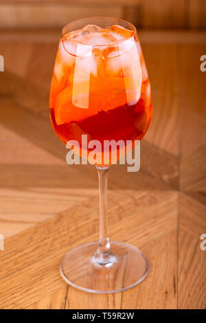 Aperol Spritz Cocktail in Glas auf hölzernen Tisch Stockfoto