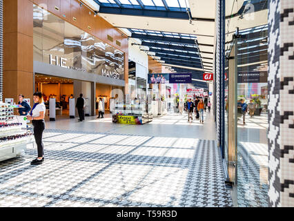 Samara, Russland - 20 April, 2019: das Innere der Shopping Mall Ambar. Eines der größten und eindrucksvollsten Einkaufszentrum in Samara Stockfoto