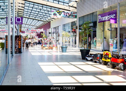 Samara, Russland - 20 April, 2019: das Innere der Shopping Mall Ambar. Eines der größten und eindrucksvollsten Einkaufszentrum in Samara Stockfoto