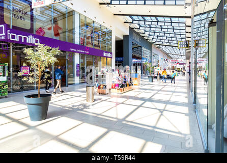 Samara, Russland - 20 April, 2019: das Innere der Shopping Mall Ambar. Eines der größten und eindrucksvollsten Einkaufszentrum in Samara Stockfoto