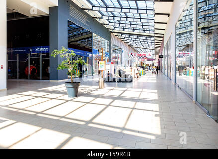 Samara, Russland - 20 April, 2019: das Innere der Shopping Mall Ambar. Eines der größten und eindrucksvollsten Einkaufszentrum in Samara Stockfoto