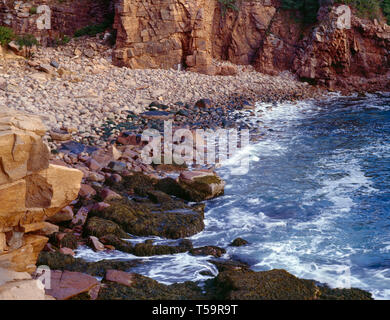 USA, Maine, Acadia National Park, Thunder Loch, erodiert Granit Küste und abgerundete Strand Felsen. Stockfoto