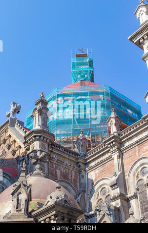 Oviedo, Spanien - 21 April, 2019: Kirche San Juan el Real. Von Gerüsten in der Höhe der Reparatur Stockfoto