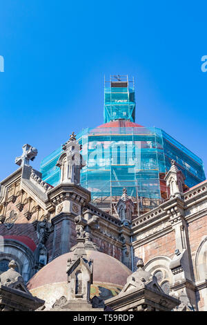 Oviedo, Spanien - 21 April, 2019: Kirche San Juan el Real. Von Gerüsten in der Höhe der Reparatur Stockfoto