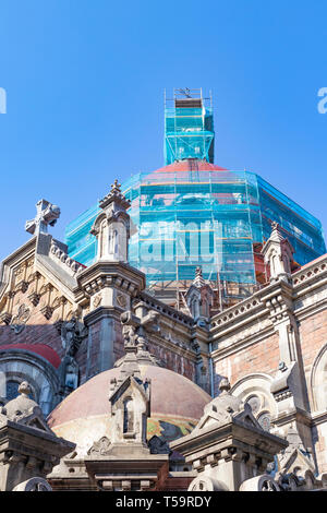 Oviedo, Spanien - 21 April, 2019: Kirche San Juan el Real. Von Gerüsten in der Höhe der Reparatur Stockfoto