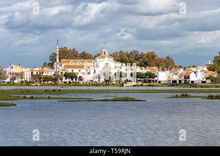 El Rocio Hermitage in einem bewölkten Tag im kleinen Dorf mit dem gleichen Namen in Almonte, Huelva, Andalusien, Spanien Stockfoto
