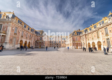 Paris, Frankreich, 14. März 2018: Die äußere Fassade von Schloss Versailles mit Touristen warten, um die Warteschlange zu Besuch Stockfoto