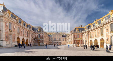 Paris, Frankreich, 14. März 2018: Die äußere Fassade von Schloss Versailles mit Touristen warten, um die Warteschlange zu Besuch Stockfoto