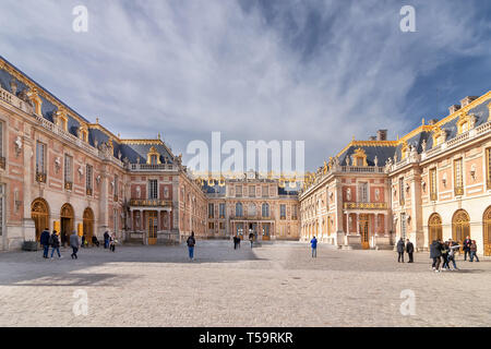 Paris, Frankreich, 14. März 2018: Die äußere Fassade von Schloss Versailles mit Touristen warten, um die Warteschlange zu Besuch Stockfoto