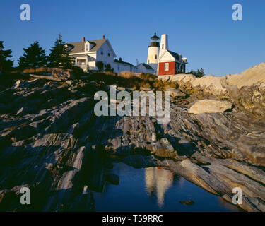 USA, Maine, Pemaquid Point Lighthouse Park, Pemaquid Point Lighthouse spiegelt sich in den kleinen Pool von Erodierten schiefer Bildung umgeben. Stockfoto