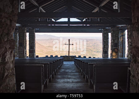 Die Fred W. Symmes Kapelle, alias "schöner Ort", außerhalb von Greenville, South Carolina ist Teil des YMCA Camp Greenville Campus für die Öffentlichkeit zugänglich. Stockfoto