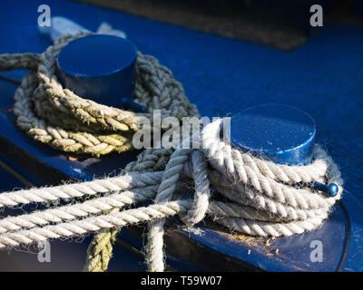 Verankerung Seile zu blau Eisen Poller des Bootes gebunden. Stockfoto