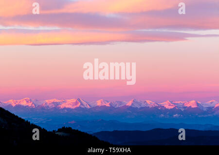 Alpenglow Effekt fällt auf der herrlichen Sangre de Cristo Bergkette von Colorado im Frühling. Stockfoto
