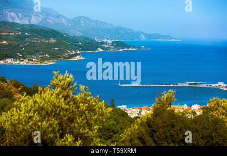 Schöne Vathy Stadt auf der Insel Samos in Griechenland. Vathy ist Hauptstadt von Samos Stockfoto