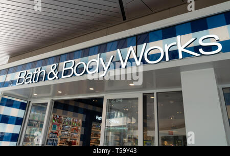 SANTA MONICA, CA/USA - 18. APRIL 2019: Bad & Body Works store Exterieur und Logo. Stockfoto